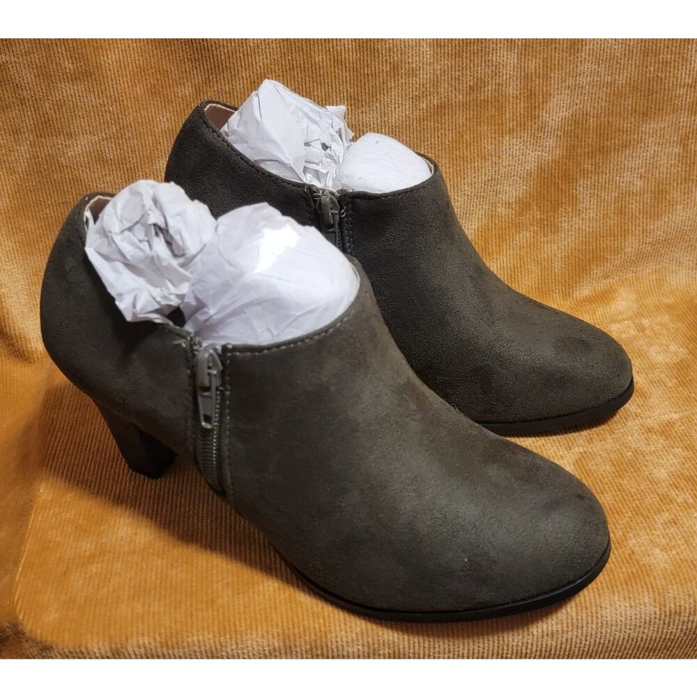 Journee Women's Comfort Sanzi Booties Women's Size 6 Olive